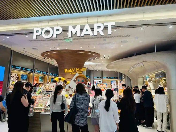 Labubu样品“痛墙”成打卡地标！开业4天已被挤爆，堪比早高峰菜市场
