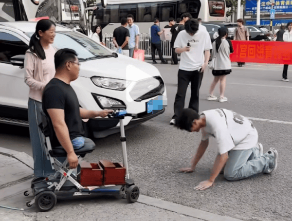 他的儿子感谢无腿的父亲