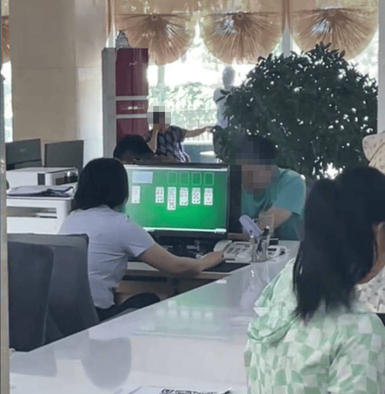 网友曝光政务大厅工作人员上班时间电脑打扑克，涉事中心回应
