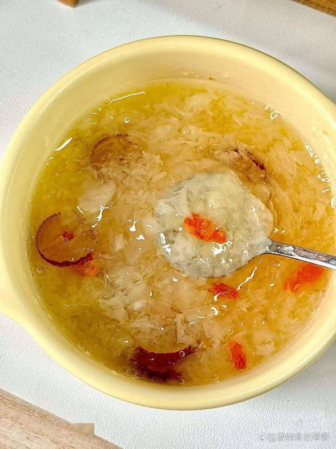 做法:将泡发好的银耳与百合,莲子一起炖煮,最后加入枸杞