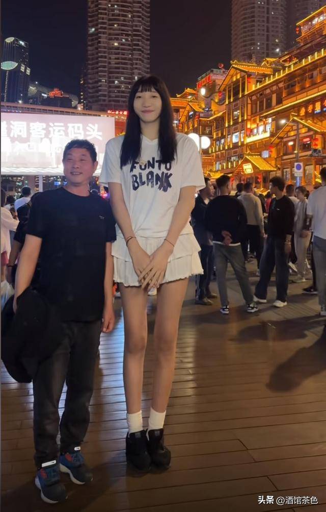 四川"女巨人"身高2.10米,恋上1.68米重庆小伙,未婚先孕引争议