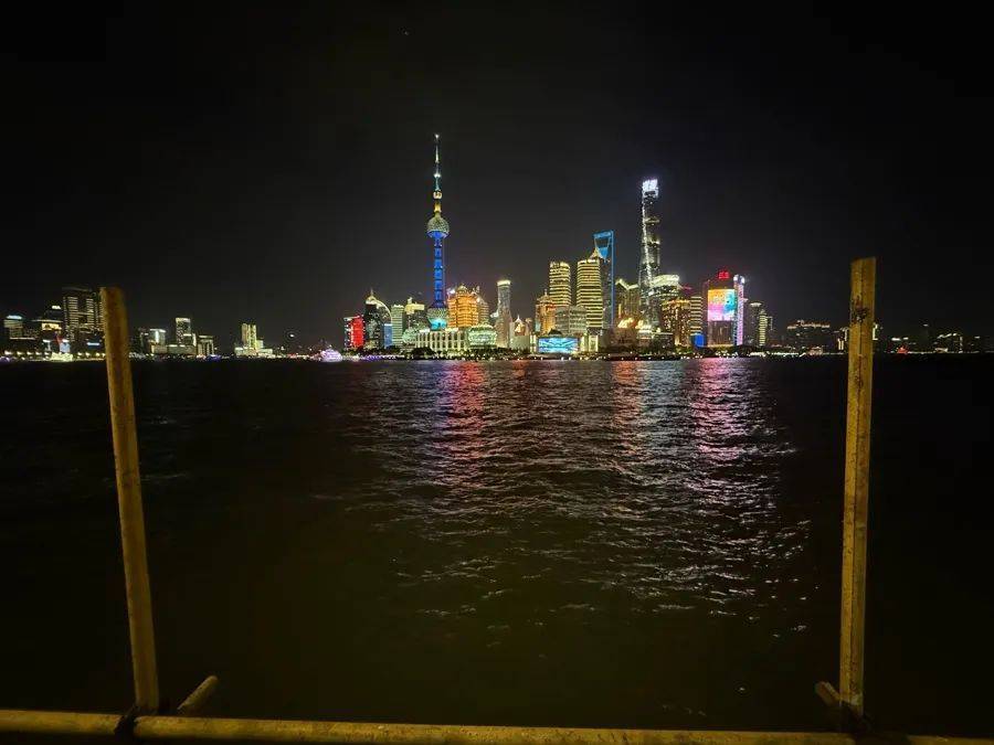上海外滩观景渠道“钢管树立”	，游客吐槽拍东方明珠被“截胡”！官方回应