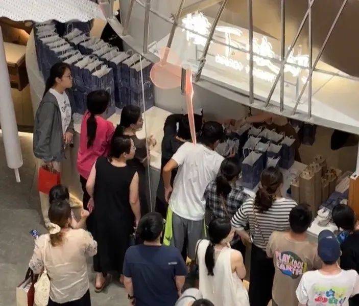 宁波万象城新开楼下酸奶，开业首日线下线上排大队，霸占榜首