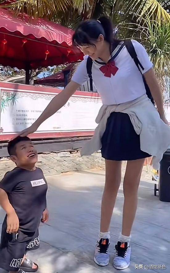 四川"女巨人"身高2.10米,恋上1.68米重庆小伙,未婚先孕引争议