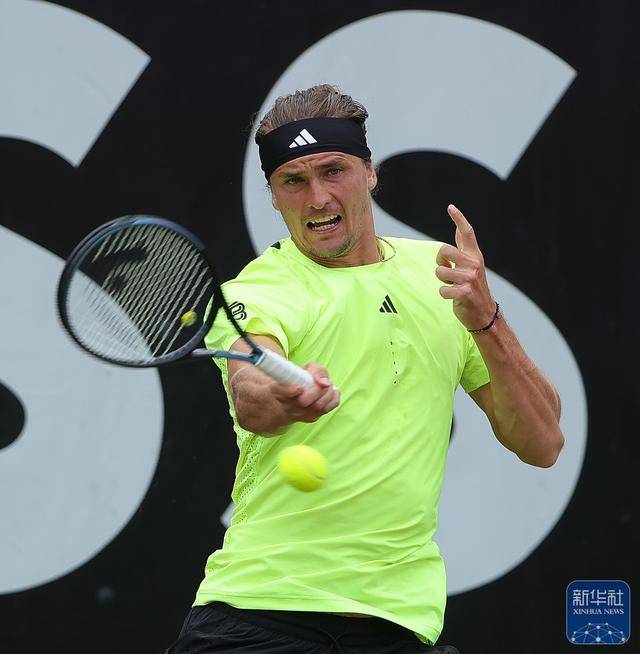 德国选手兹维列夫在比赛中回球.摄影:菲利普·鲁伊兹