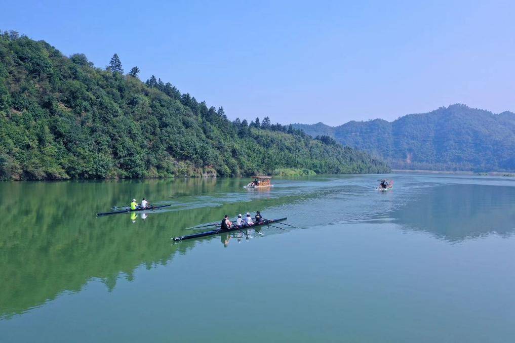 皖南河畔木筏游，村民变筏工增收笑开颜！平垣村旅游新貌渐显？