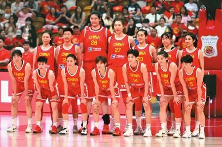 中国女篮双塔闪耀，热身赛力克日本队