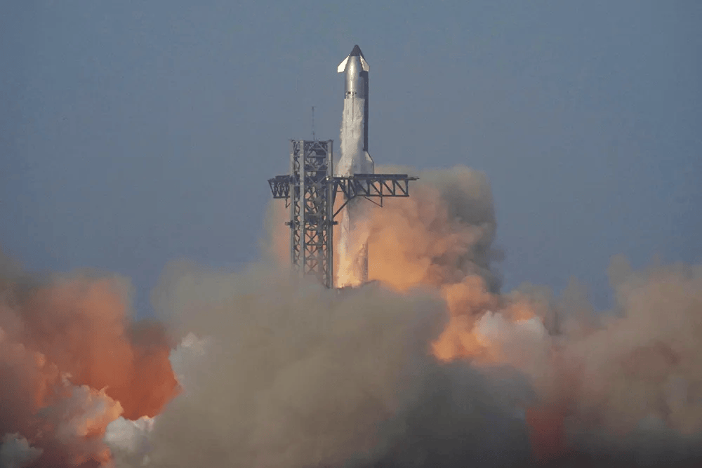 突发！马斯克星舰试飞前测试发生巨大爆炸，火球冲上天空，掀起烈焰巨云
