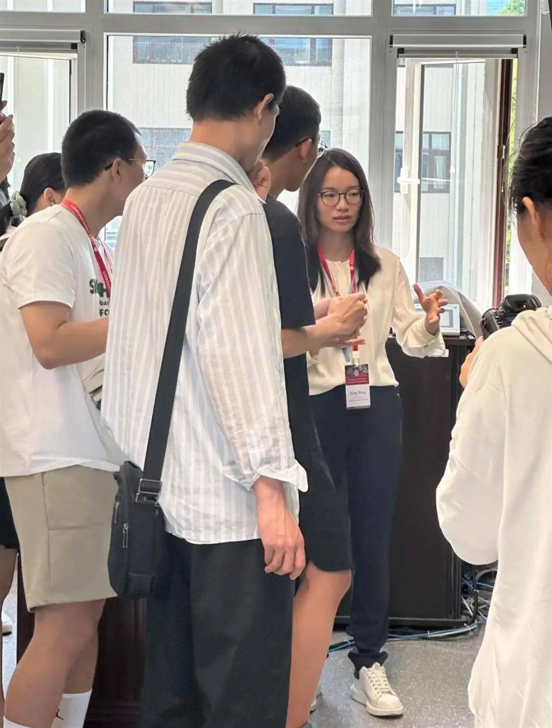 韦东奕开通社交账号后再露面，坐第一排听讲座