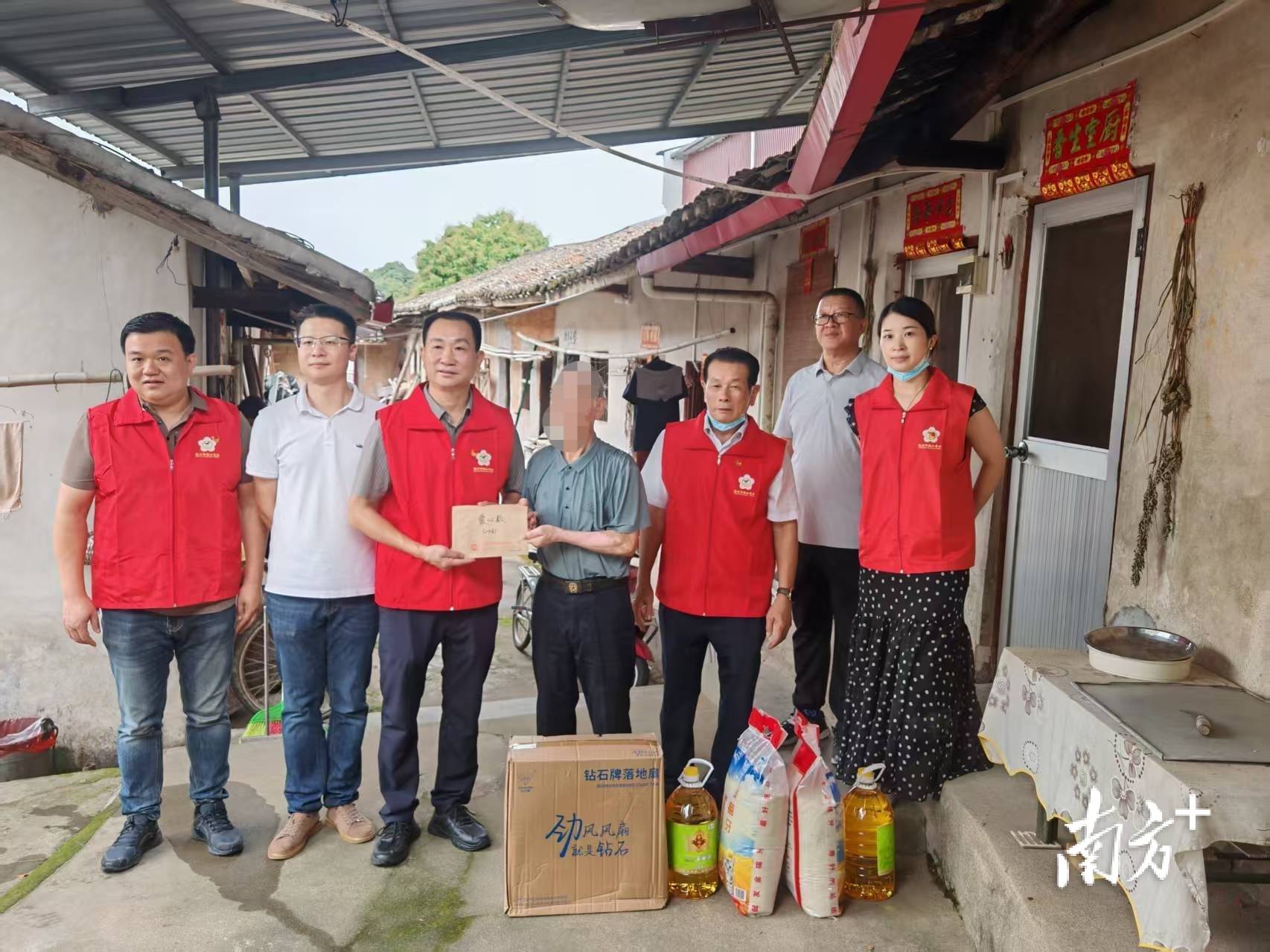 梅江区金山街道携手梅州市潮汕商会开展"情暖七一"敬老慰问活动