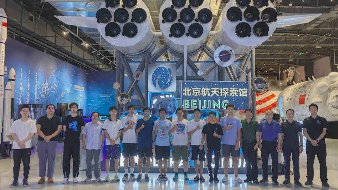河北中学生“手搓”火箭，成功“上天”→