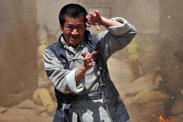 过气明星有多惨：农村走穴，穷到只剩100万，摆摊还债，体面呢？
