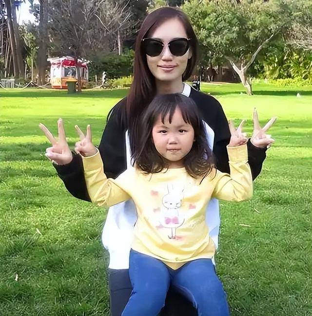 离婚9年，王宝强的一双儿女都“以他为荣”，马蓉彻底后悔了吧？