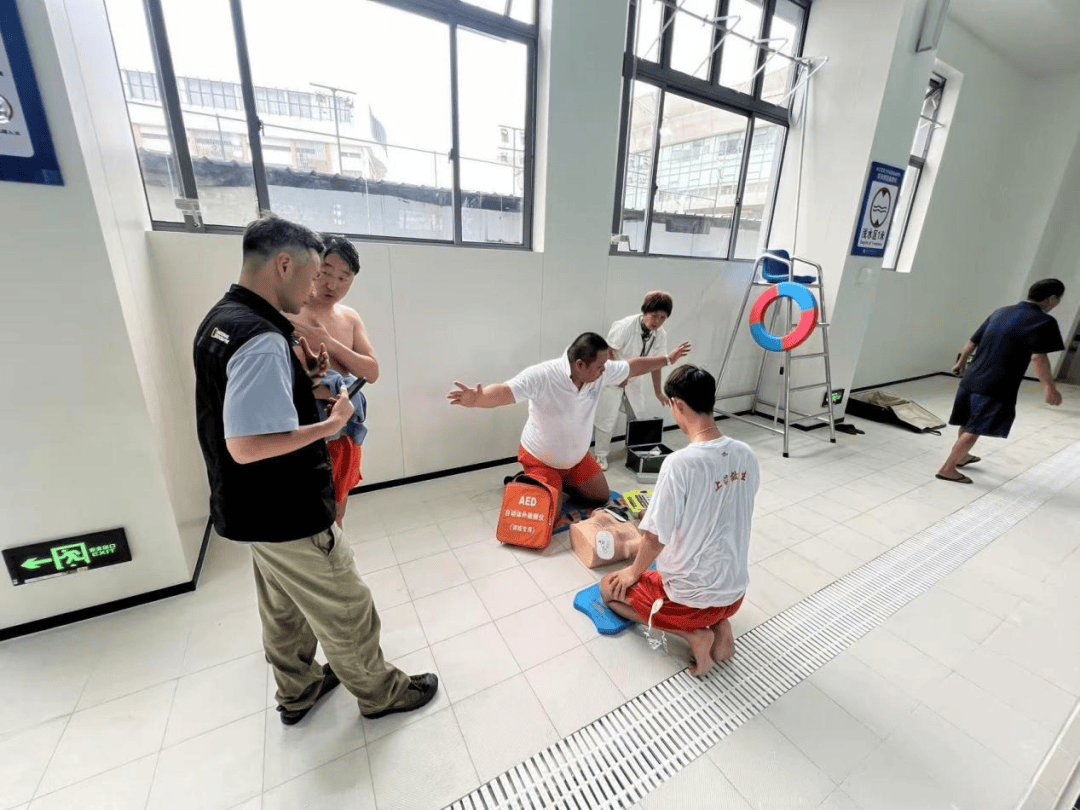 虹口少体校游泳馆开展溺水救生演练