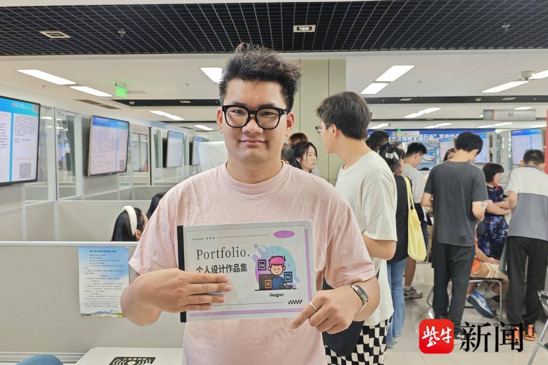 一楼一凤欧美:25岁小伙带一沓证书应聘！南京高校毕业生 *** 会火爆，HR：这样的简历很加分