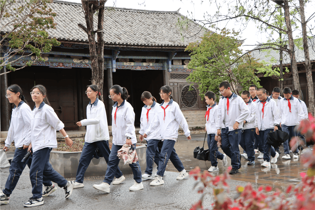 行走的课堂:鹤庆一中初中部到鹤庆师范旧址开展