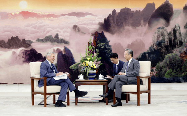 王毅会见美国哈佛大学教授艾利森