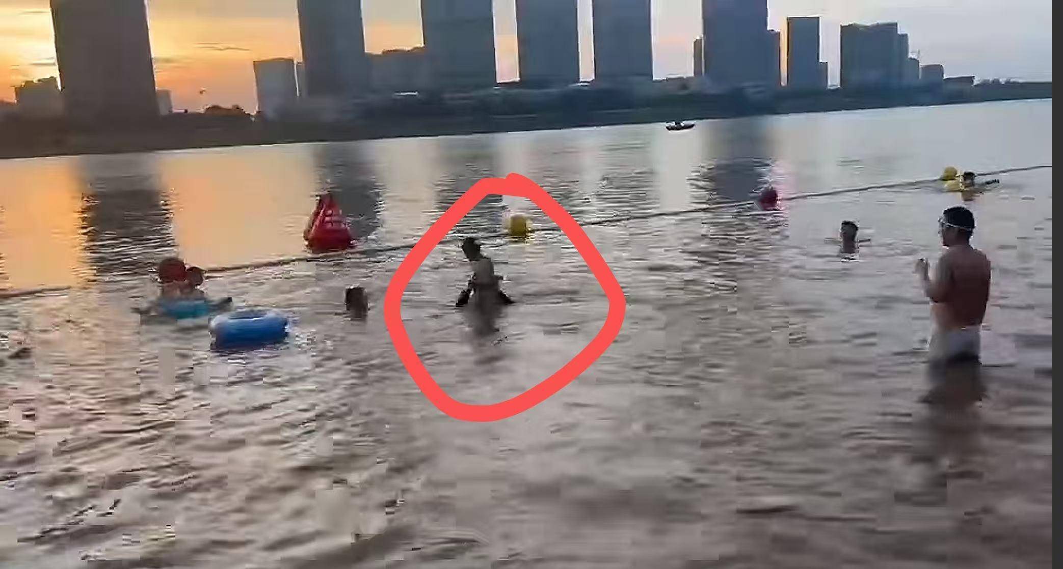 南昌龙沙湾泳场救生员英勇救援溺水男孩，展现专业职责