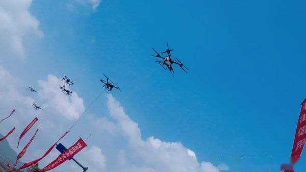 禄丰低空经济起飞 13架无人机腾空引燃梦想——云南俊松无人机科技.禄丰鹏霖农业双星揭牌