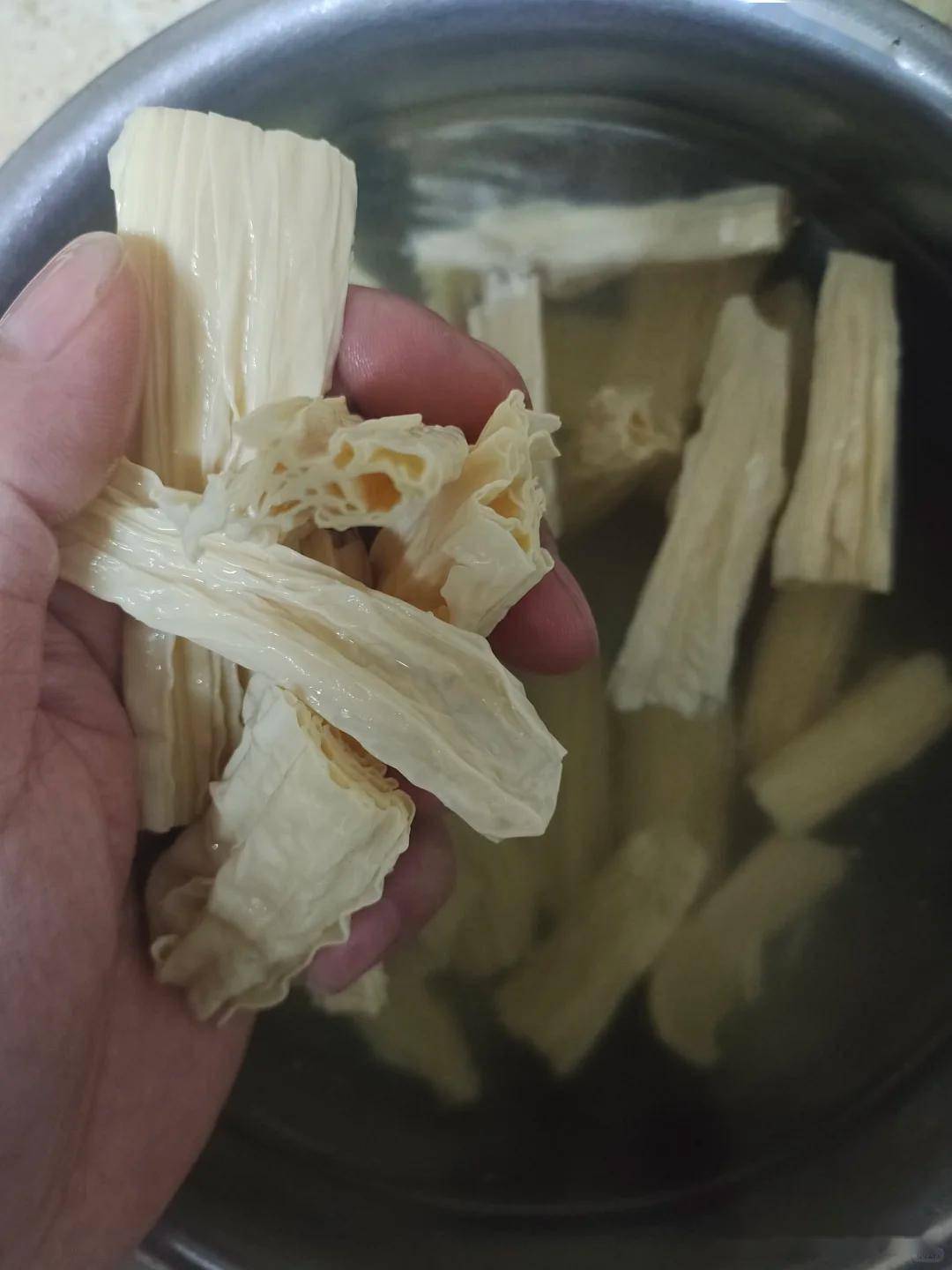 泡腐竹别用热水!温水撒点盐,筋道无硬芯快3倍!