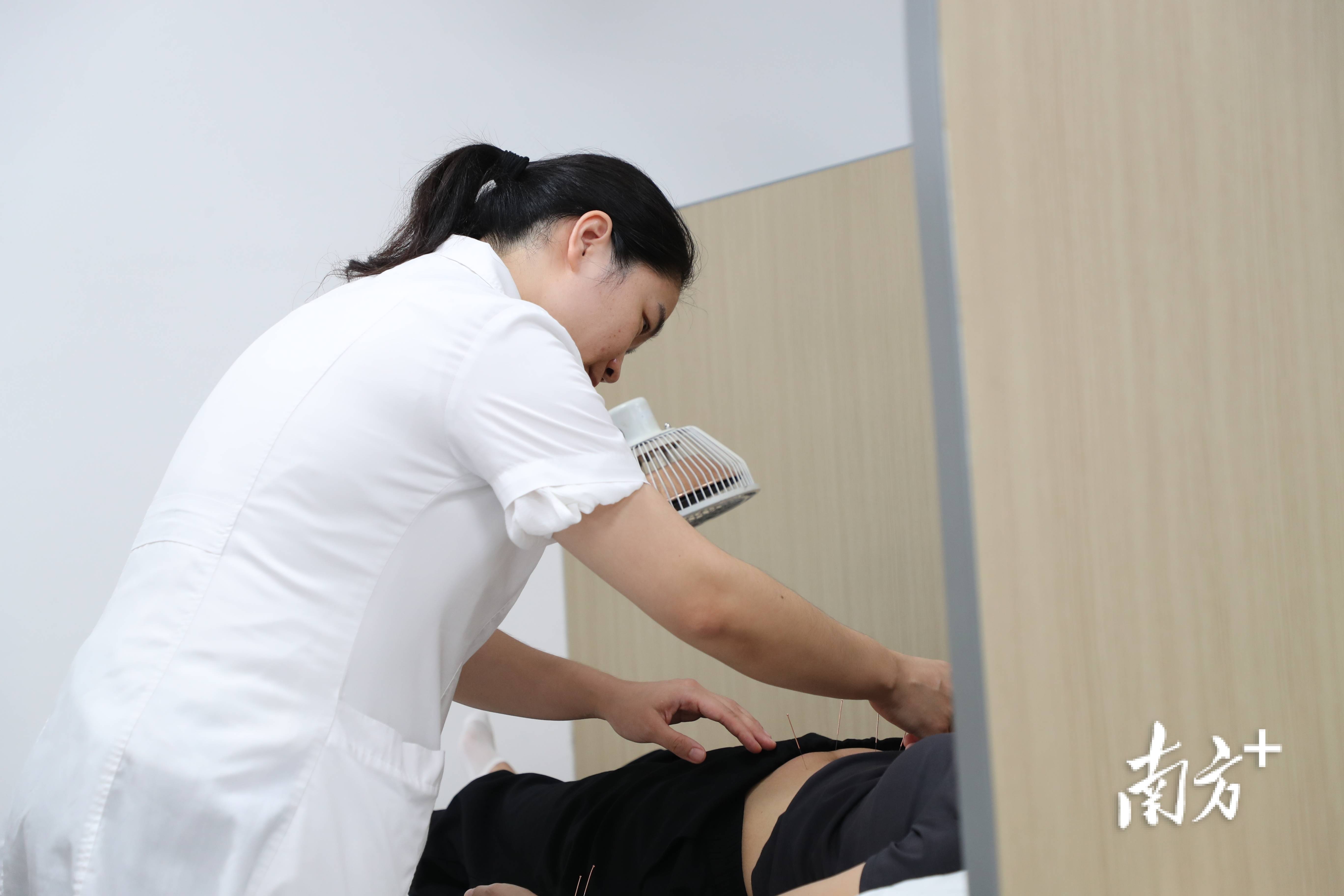 梅州市人民医院夜间门诊开诊首日,市民纷纷点赞