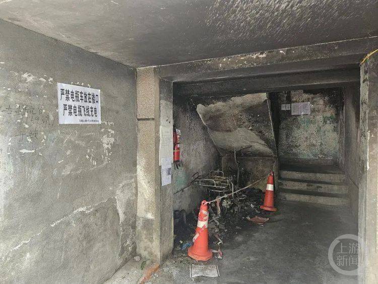 飞蛾小说:成都一小区6楼租户“飞线充电”，遭遇强降雨造成短路酿火灾，一家四口1死2伤