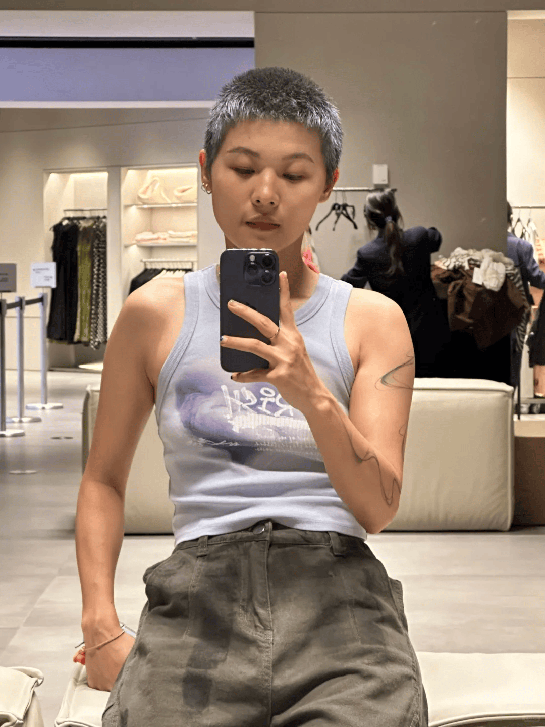 太炸裂了,剪寸头的女生,帅起来真没男生什么事