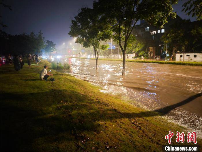 遇见我 你真不幸:成都遭遇暴雨袭击 多条道路交通管制