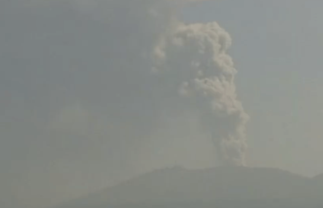 突发！日本一火山喷射，火山灰柱高达5000米