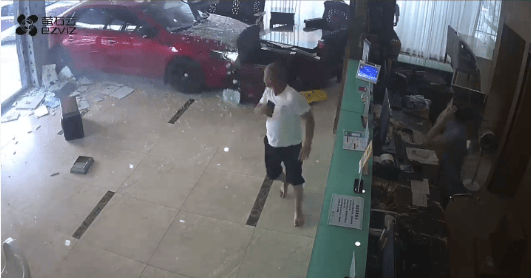 我女扮男装后掰弯了宿敌:红色小车撞碎酒店玻璃墙冲进大堂， 两男子沙发上跑开躲过一劫；知情人：女司机误把油门当刹车踩