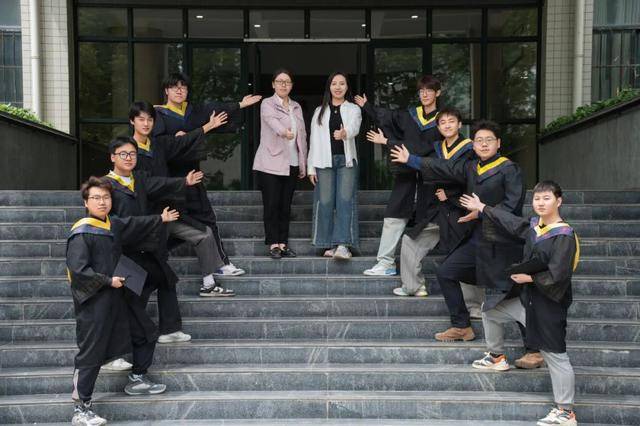 蓝蝴蝶之吻:西安科技大学高新学院：“咔嚓！”快来围观 XKUer的毕业照大赏！