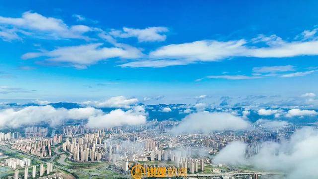 深情沦陷:网友拍到南昌梅岭与百公里外的庐山同框？专业人员：可以的