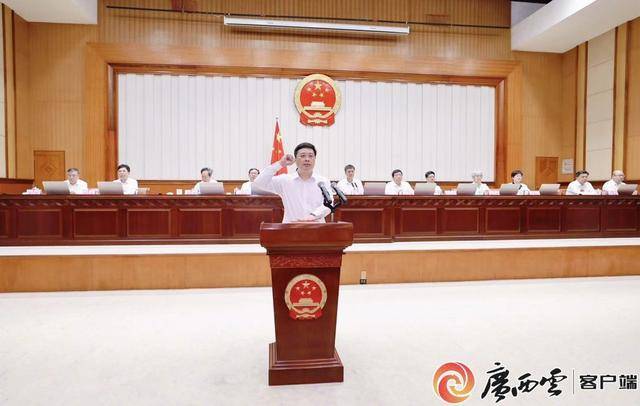 清闲景宸:韦韬进行宪法宣誓，简历公布