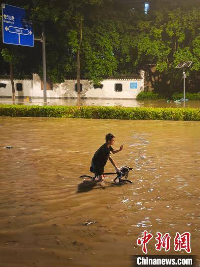 遇见我 你真不幸:成都遭遇暴雨袭击 多条道路交通管制