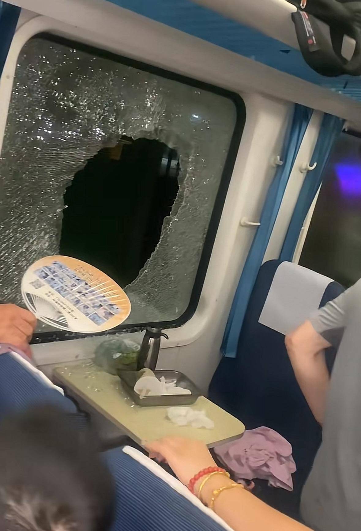 深情沦陷:K1373次列车在金华境内被货车撞脱线！亲历者：闷得受不了想开车门，有人砸窗透气