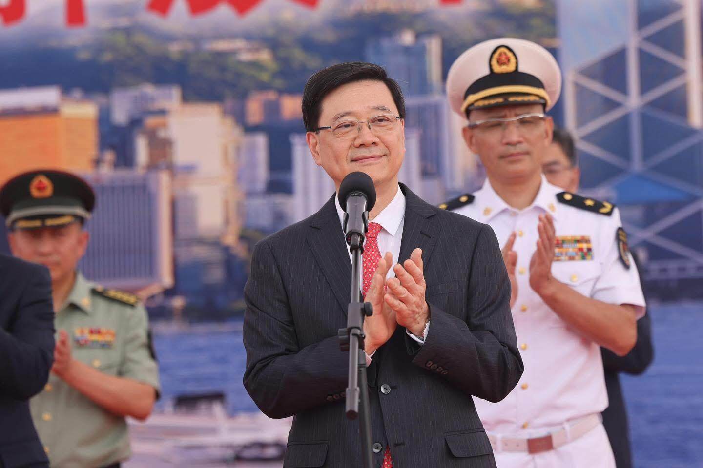 以沫情深深几许:【暂缺视频】【视频】香港回归祖国28周年，航母“山东舰”编队访港引社会各界热议