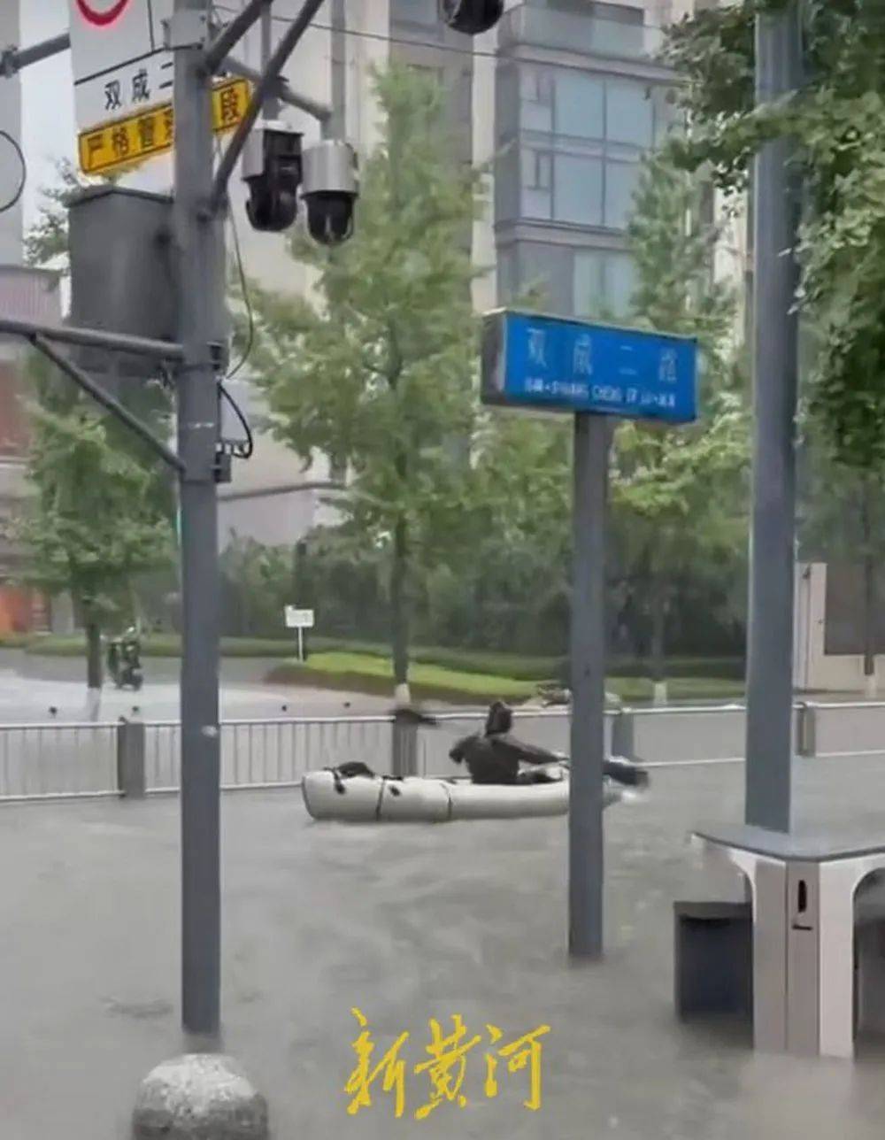 智蕙人生:成都暴雨冲上热搜，部分高架道路水势较深，有小区因降雨停水