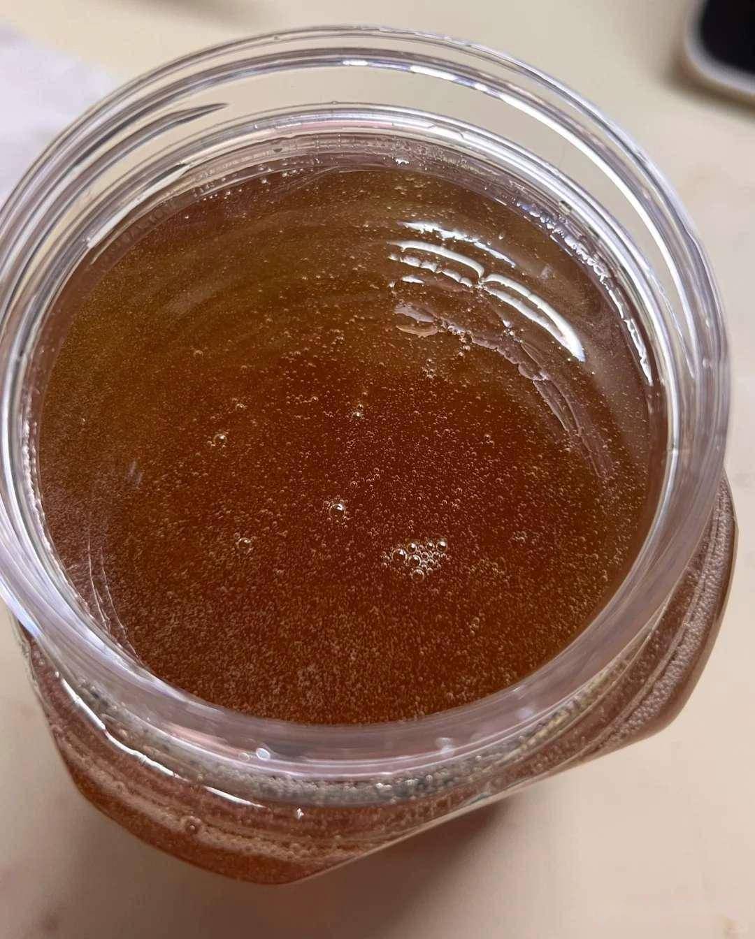 真假蜂蜜结晶图片对比深褐色(假蜂蜜结晶辨别) 真假蜂蜜结晶图片对比深褐色(假蜂蜜结晶辨别)