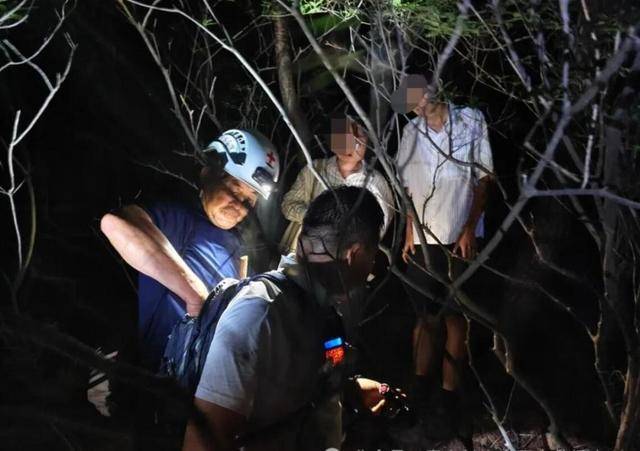 武林外史同人之我是朱七七:两名游客爬崂山迷路，他们连夜搜救，7个多小时救下山
