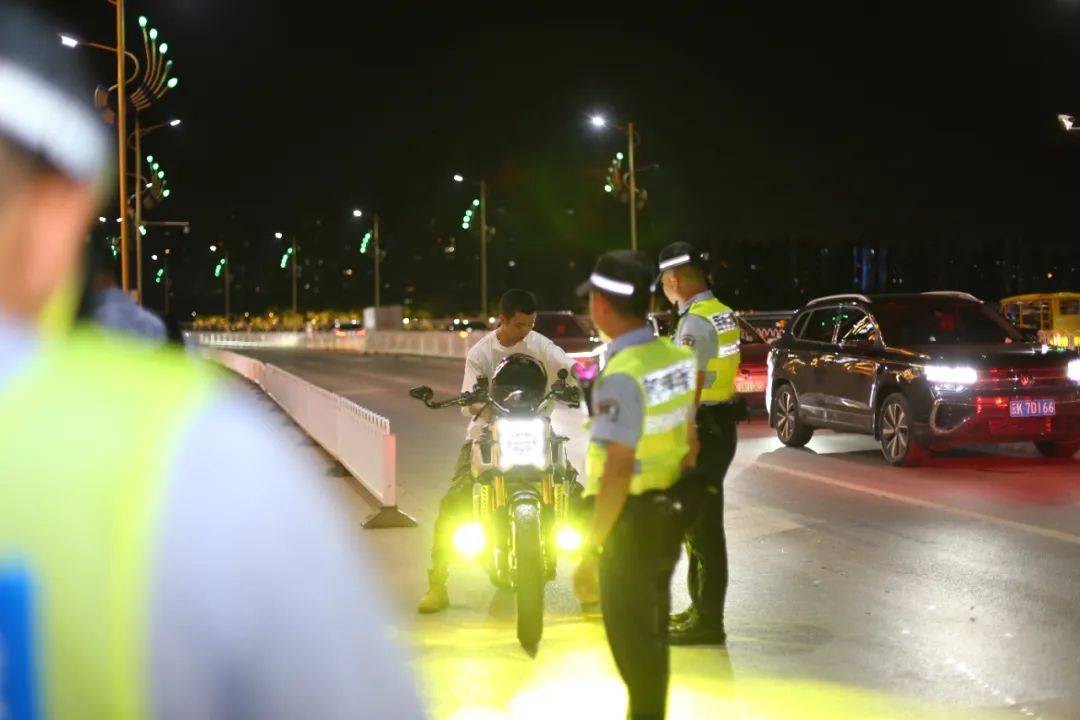 东篱菊隐:这个安全生产月“整”活了！西双版纳交警这波操作很硬核