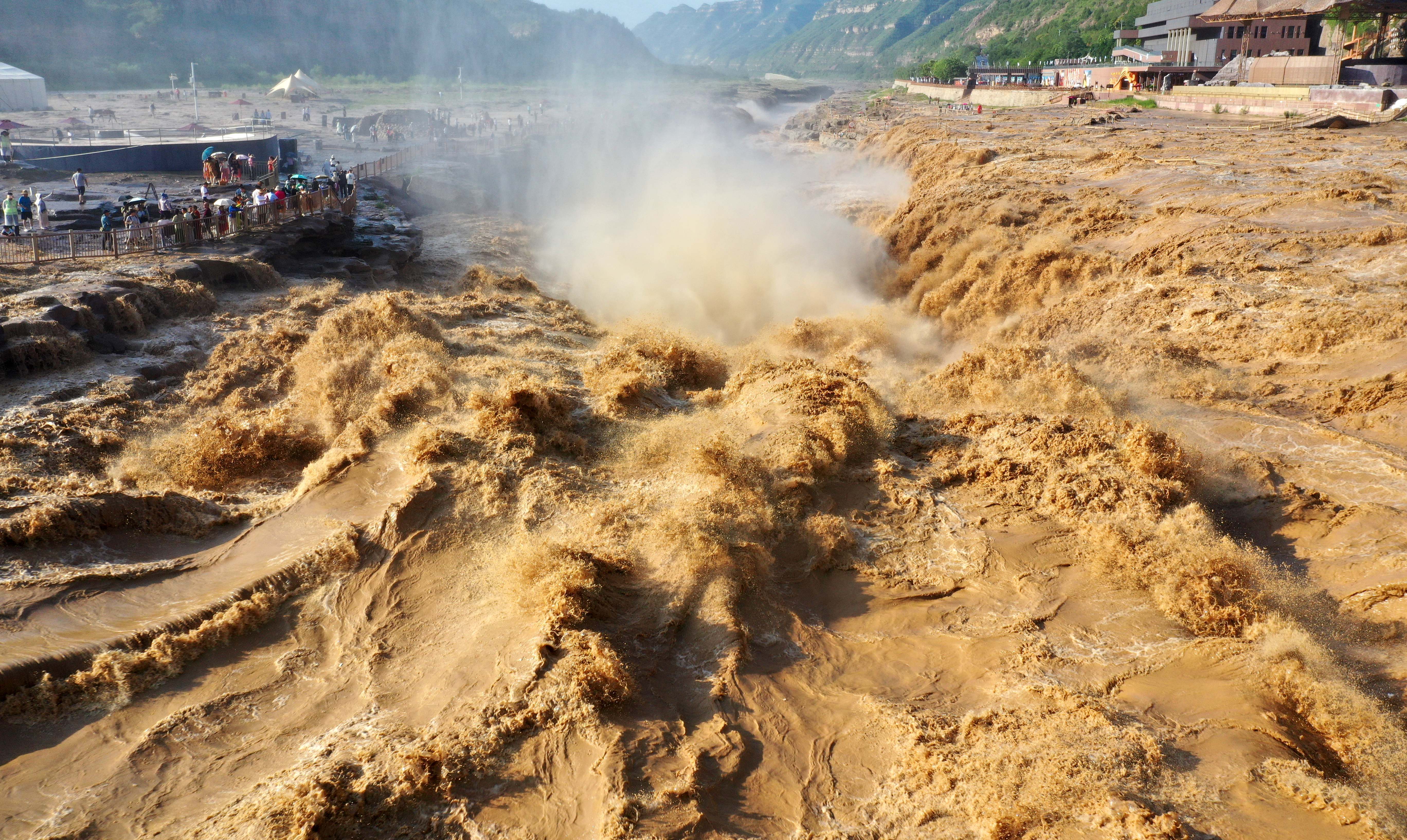 黄河壶口瀑布汛期现瀑布群