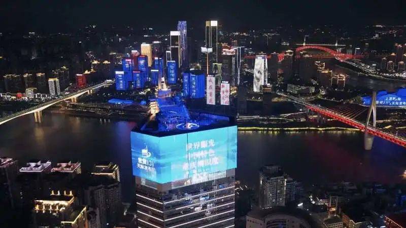 长安UNI-V世贸131天际首秀，高空时尚发布点亮重庆首发经济