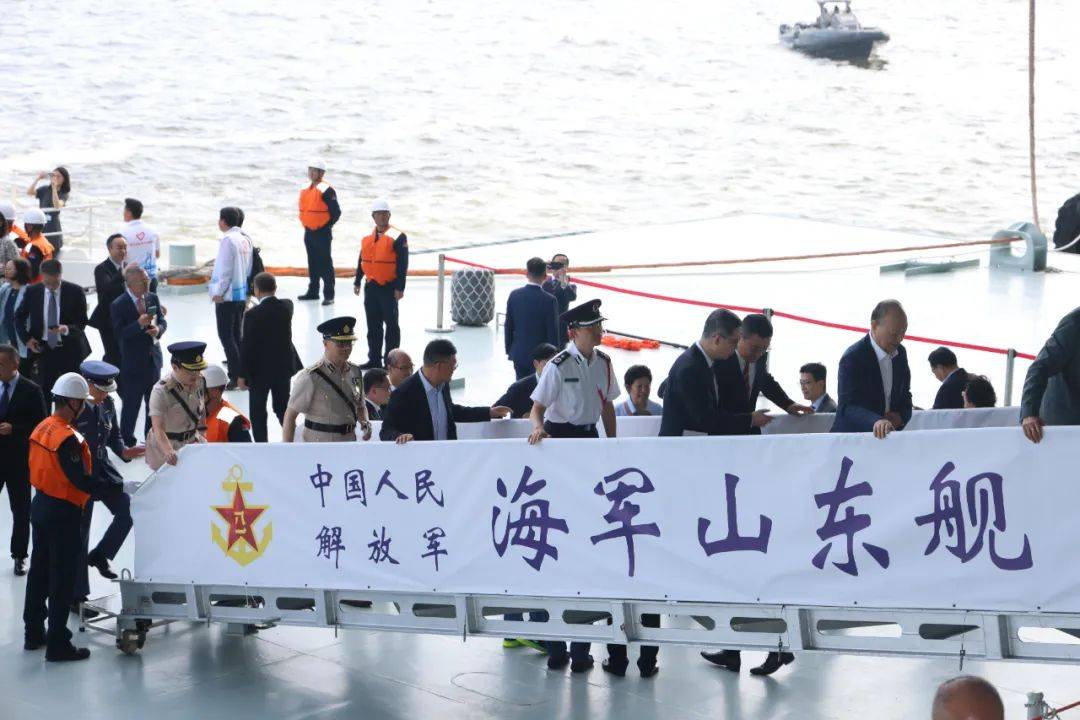 女配修仙血泪史:海军山东舰编队在香港举行甲板招待会