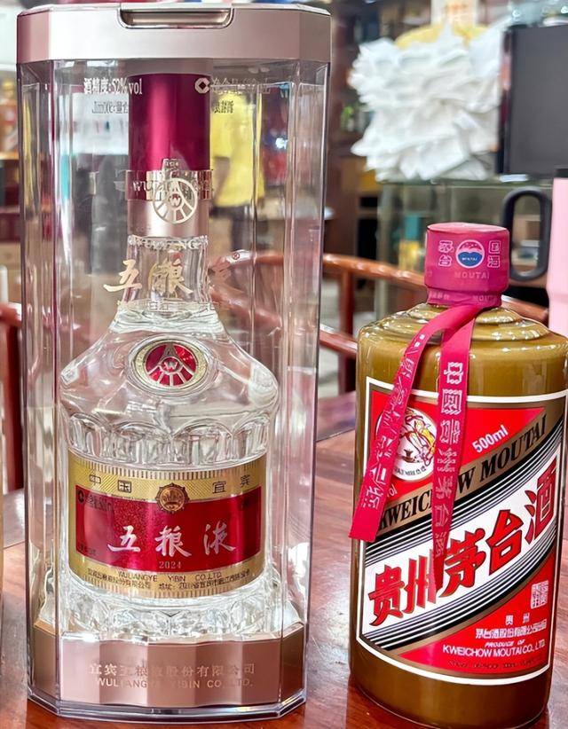 明明都是名酒顶流，五粮液能用透明玻璃瓶包装，茅台为啥不行呢？_搜狐网
