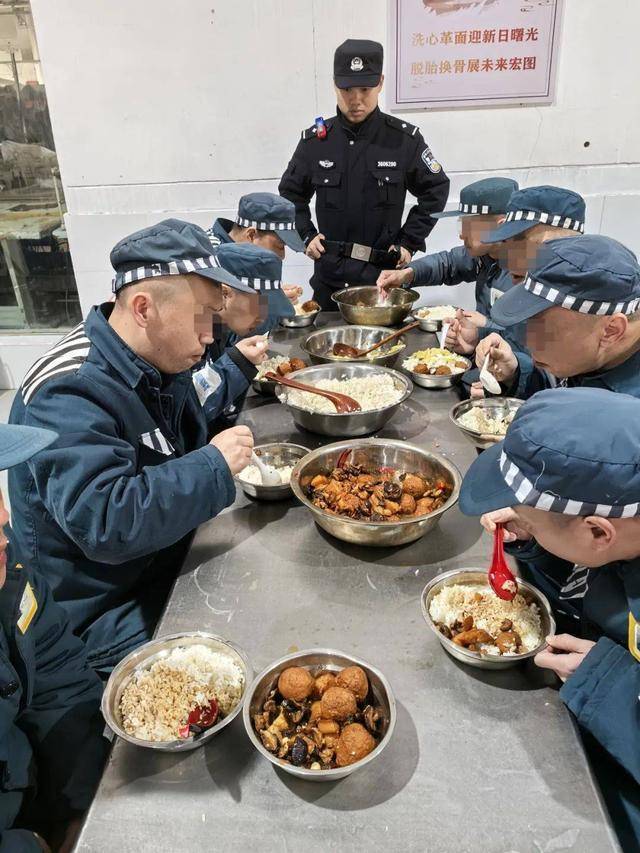 监狱的春节,里面的生活也是吃好喝好玩好