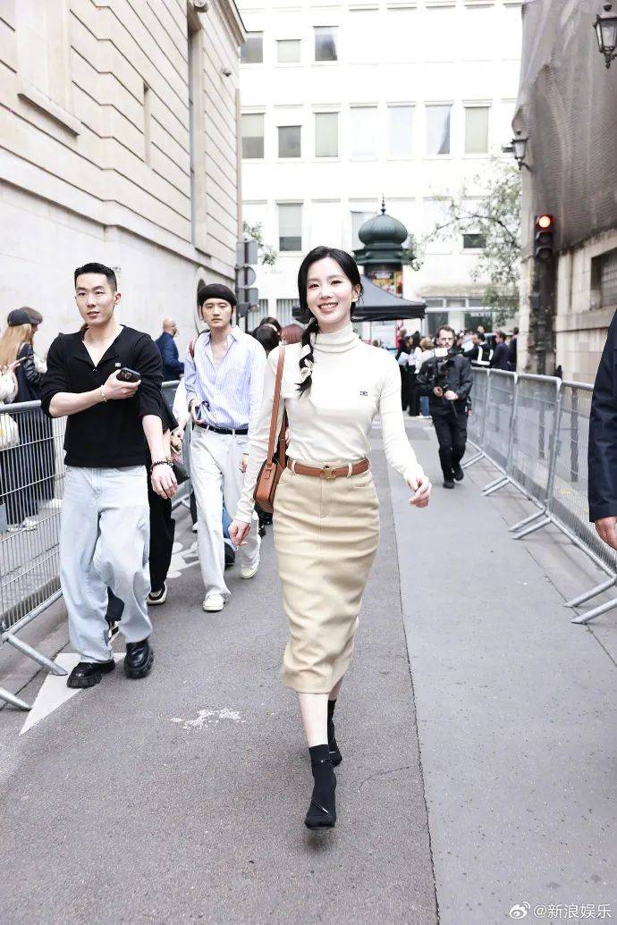 刘诗诗李庚希巴黎时装周同框！被赞温柔、酷飒