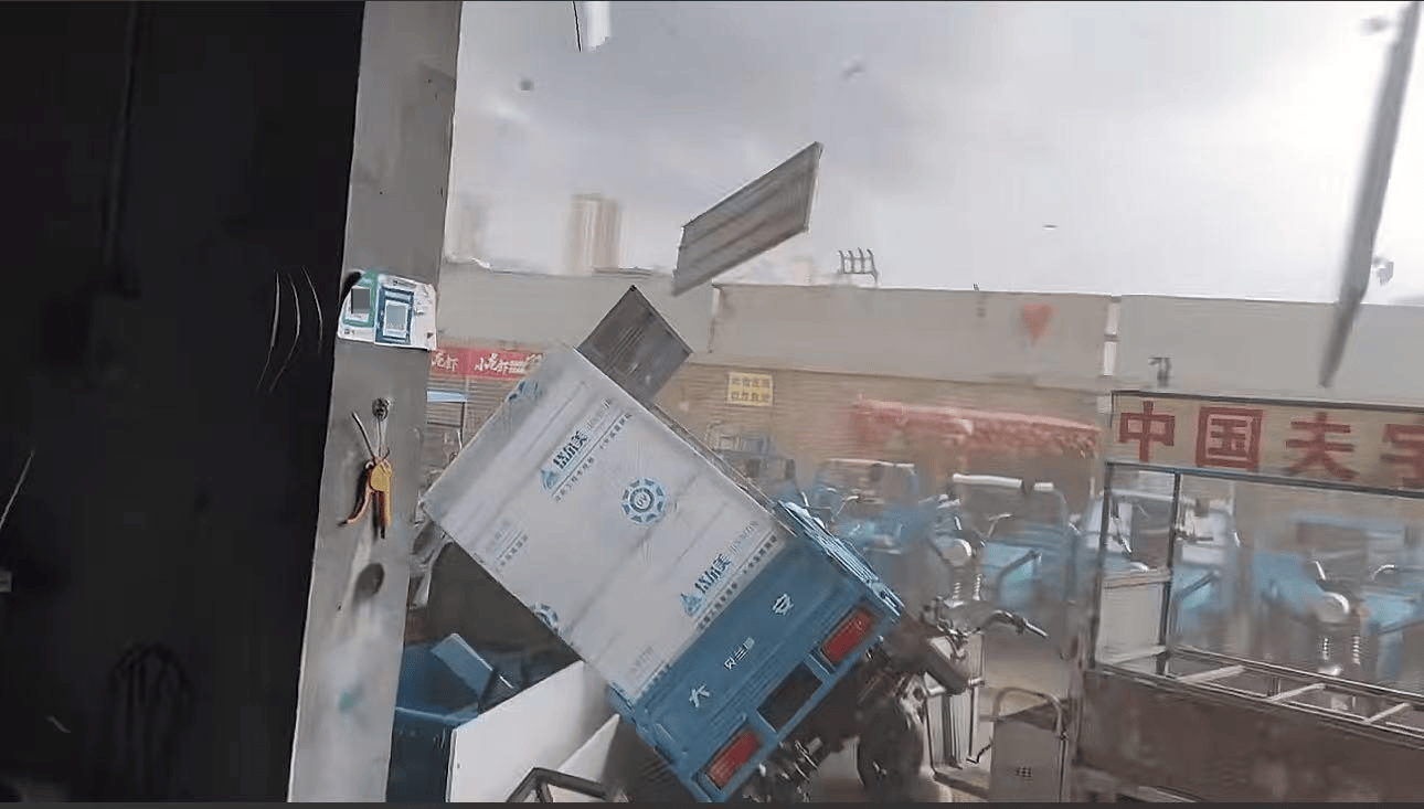 一场暴风雨袭击了吉南：一棵树是 - 塞住一辆车