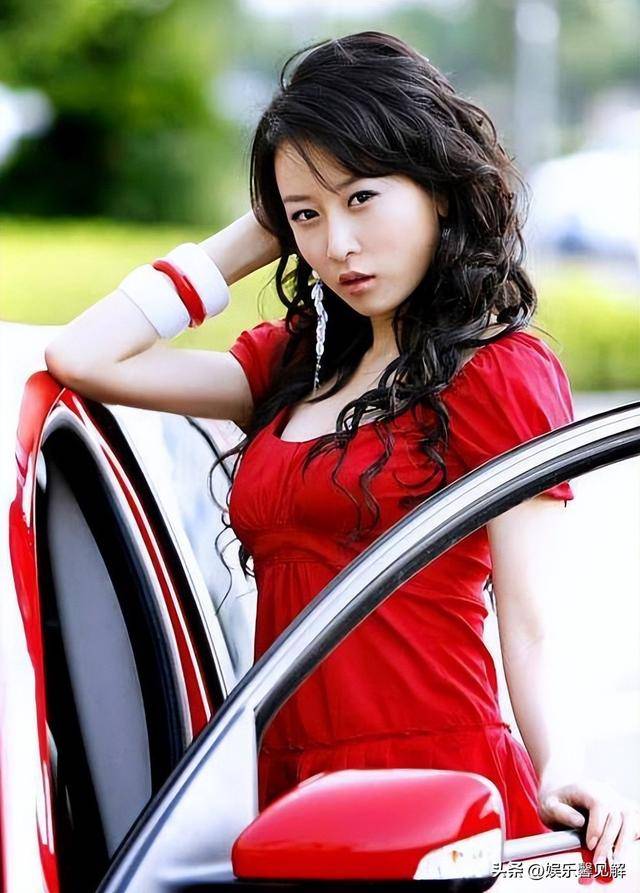 身材火辣性感,靠"漂移臀"走红,却因大闹海关被骂,42岁再翻红