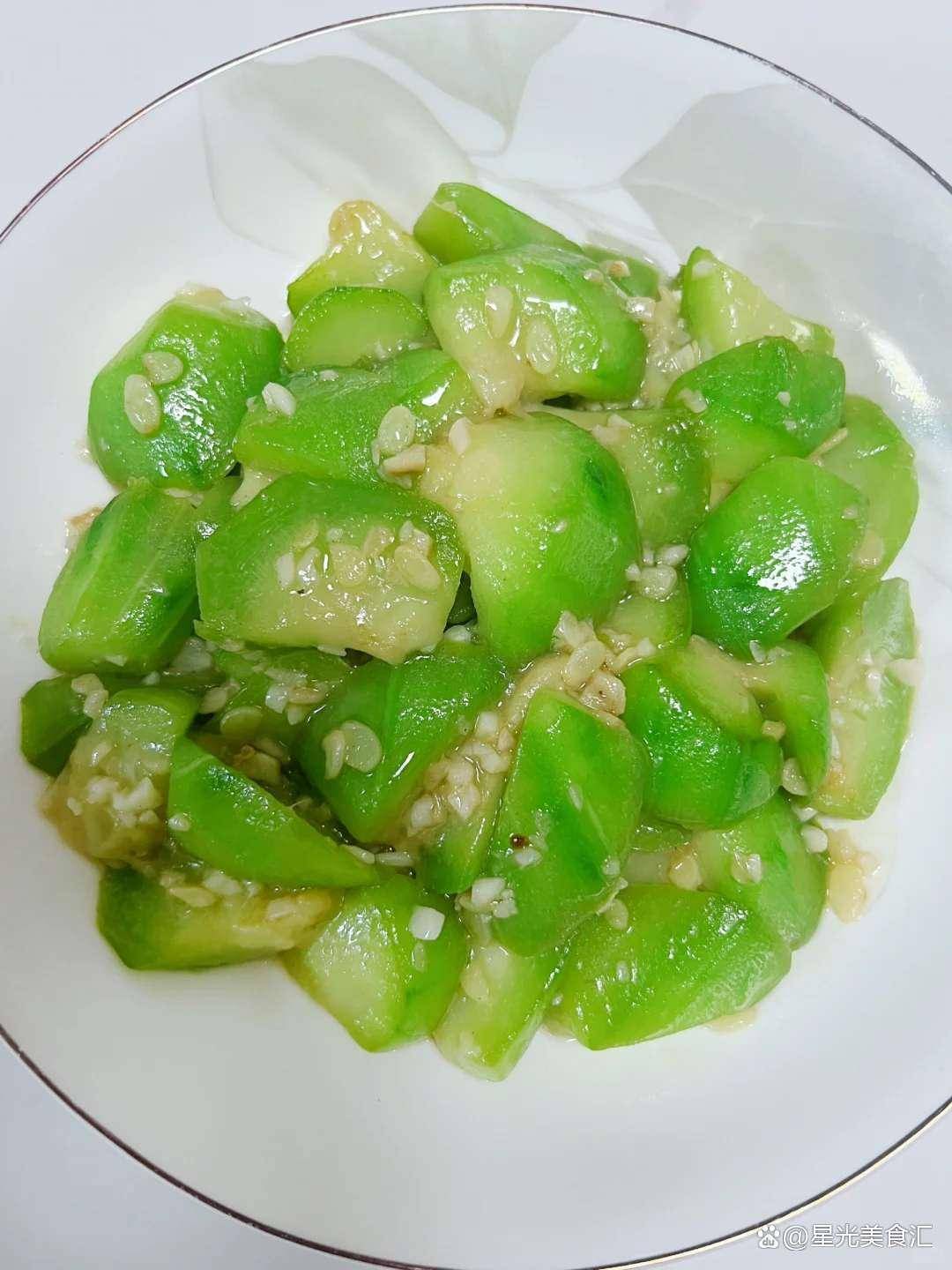 炒丝瓜,最忌去皮和加"这调料"!教你正确做法,软嫩清甜不发黑