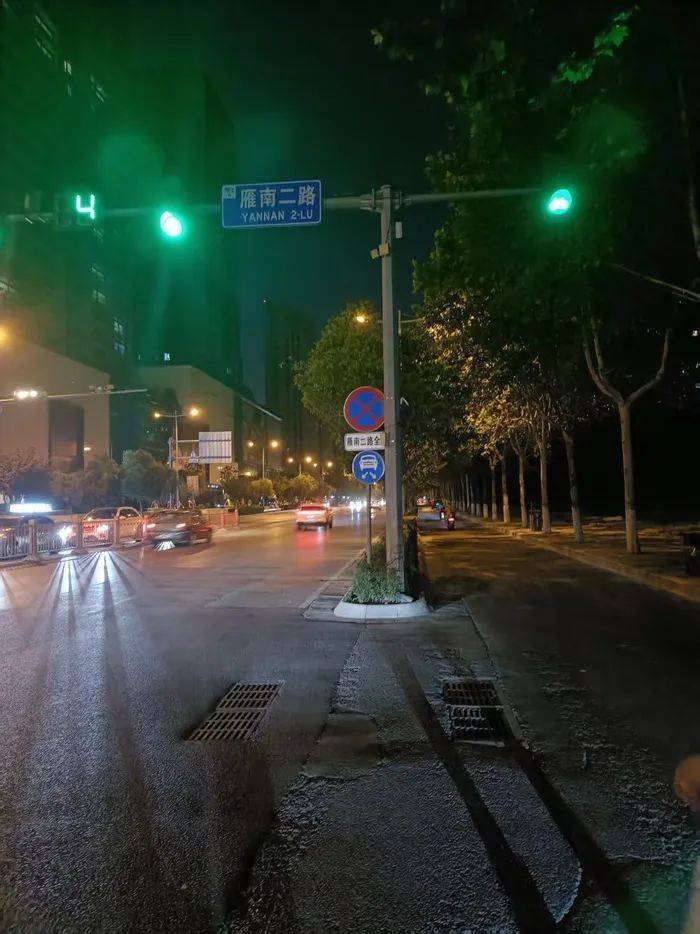 民警违停车辆致摩托车司机追尾死亡：责任认定遭质疑，当地责令重新调查